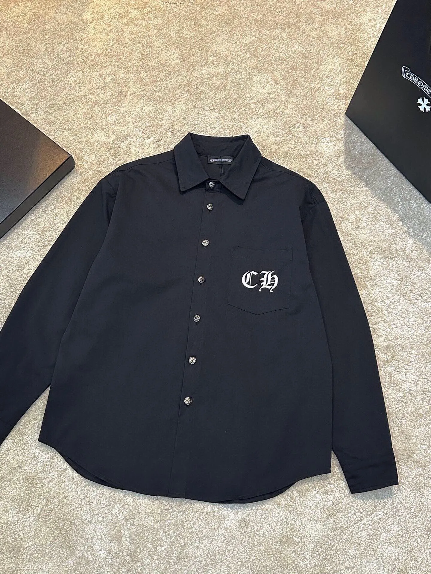 P430 Chrome Hearts leather cross leather embroidery shirt jacket! OS version can be worn by both men and women! The fabric is made of twill gauze cotton fabric! The texture is clear and smooth, not easy to wrinkle or fade! The embroidery process is complex and repetitive, and the requirements for the embroidery machine are very strict. The distance is always 45 centimeters! It won’t work if the spacing is too big, and it won’t work if it’s too small! The hardware is all carved and cast. This piece of clothing consumes a lot of material. More than 3 meters of material is used for one piece of clothing! After the garment is made, it needs to be fixed at high temperature, washed at a water temperature of more than 70 degrees, and softened by adding softener to make the upper body softer and smoother!   Color: black white Size: m-3xl Style number: 5856